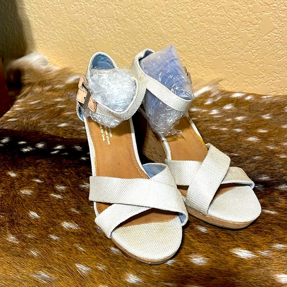 Tom’s cream color wedge shoes 6W